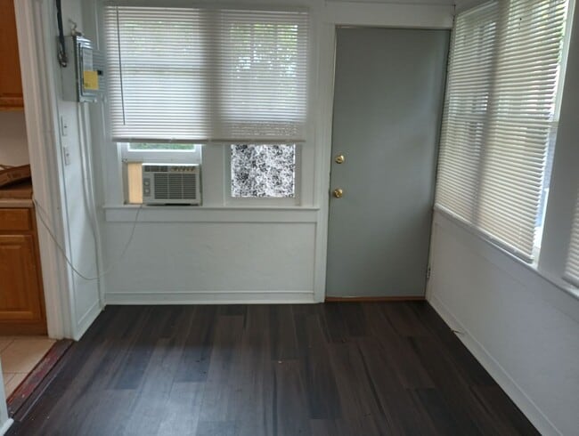 Building Photo - Charming 2-Bedroom Apartment Near Downtown...