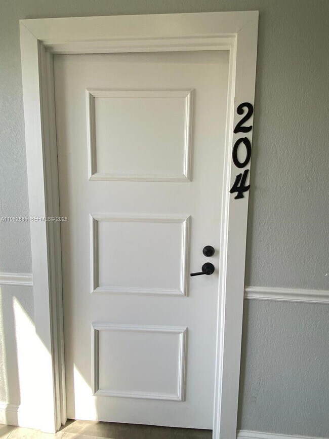 Building Photo - 628 SW 16th Ave