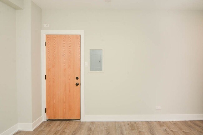 Building Photo - 508 W Belmont Ave