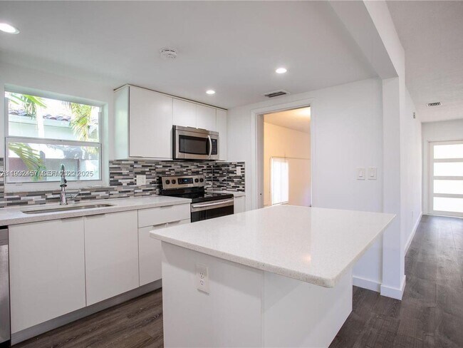 Building Photo - 2520 SW 22nd Terrace