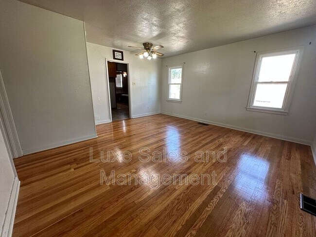 Building Photo - 206 E Myrtle Dr