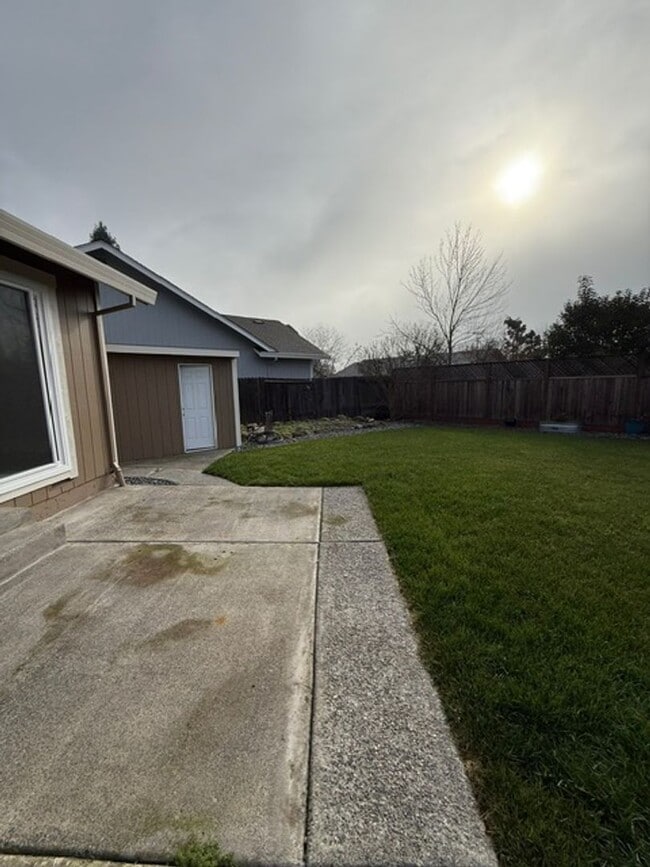 Building Photo - 3 Bedroom/2 Bathroom Home Available in Rincon Valley!