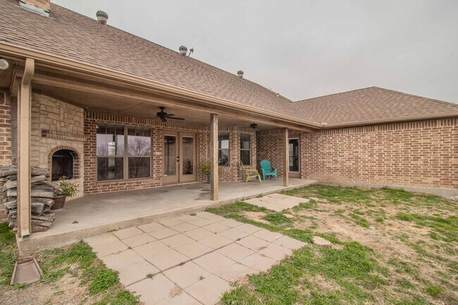 Building Photo - Beautiful Traditional Home on Over an Acre in Weatherford!