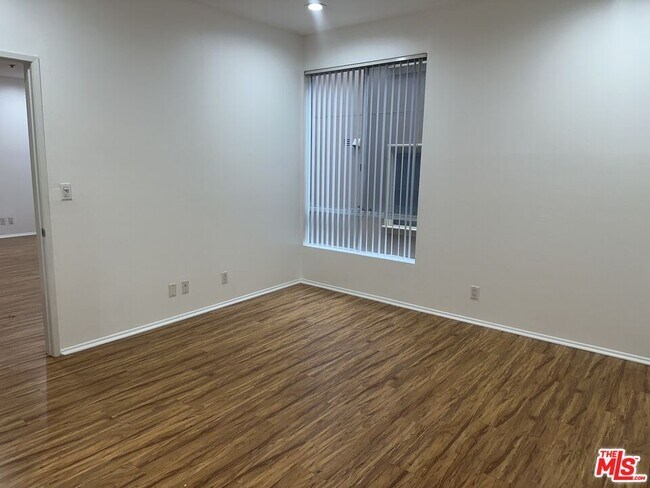 Building Photo - 8614 Burton Wy