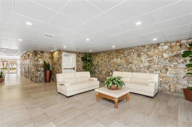 Building Photo - 210 Seaview Dr