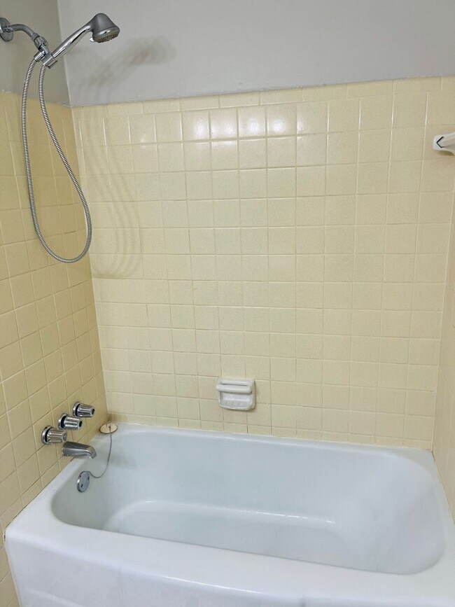 Building Photo - Cute cottage! 3 bed, 2 full bath, large bo...