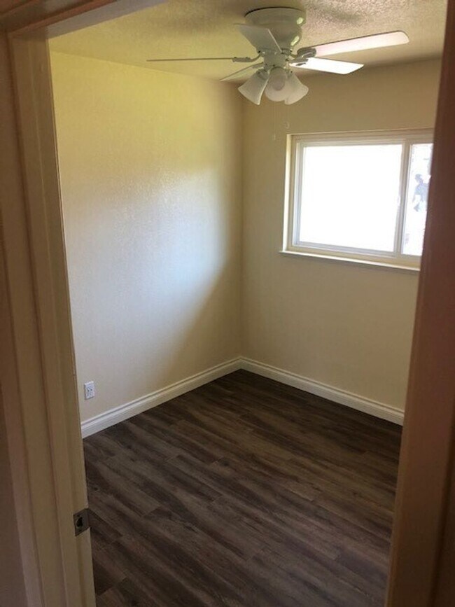 Building Photo - Nicely remodeled 3 bedroom 2 bath home wit...