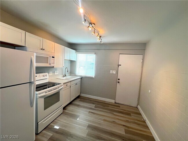 Building Photo - 225 S 10th St