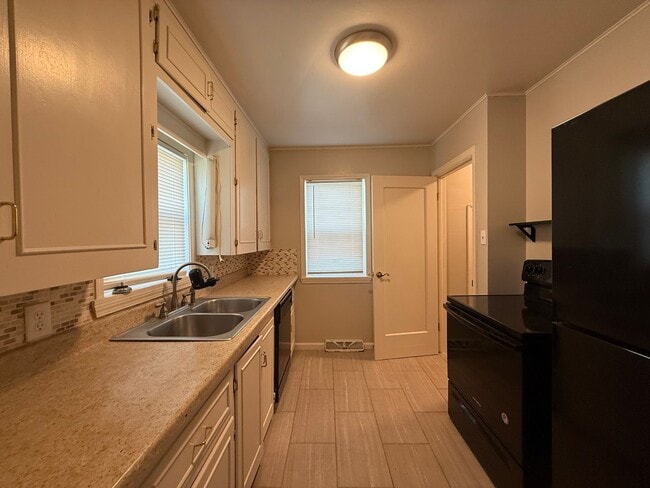 Building Photo - 743 S Fountain St