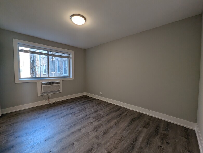 Building Photo - 542 W Surf St