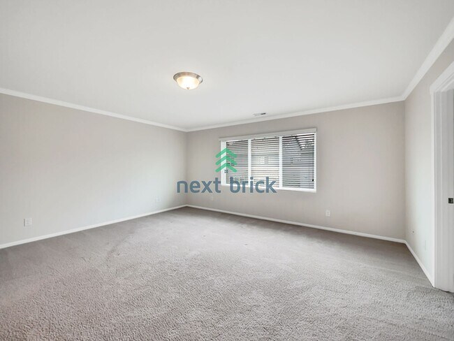 Building Photo - 5 Bed 3 Bath Single-Family Home Available ...