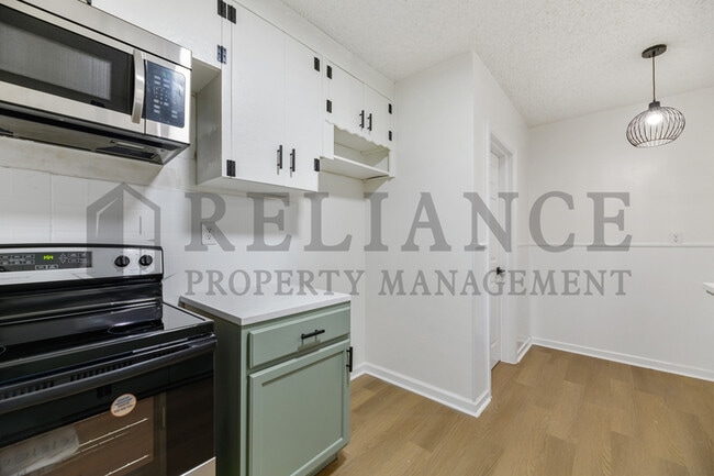 Building Photo - 2046 N Burns Ave