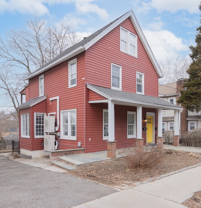 Building Photo - 11 Oak Ave