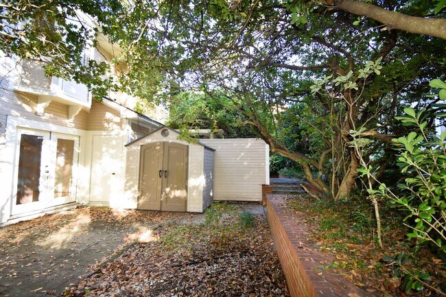 Building Photo - 3 Bedroom 2 Bathroom Townhome- Pets Considered