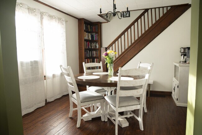Building Photo - Beautifully Renovated 4-Bedroom Home with Fenced Backyard!