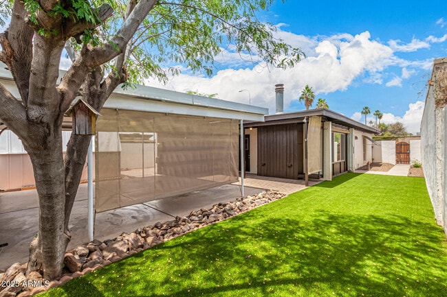 Building Photo - 425 W Pebble Beach Dr