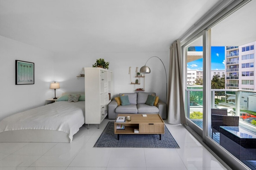 Building Photo - 1000 West Ave