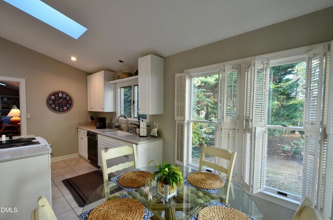 Building Photo - 531 Weathersfield