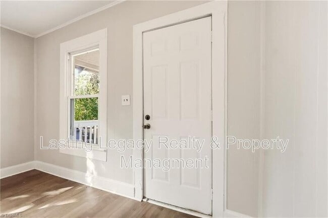 Building Photo - 2051 Bloomfield Dr