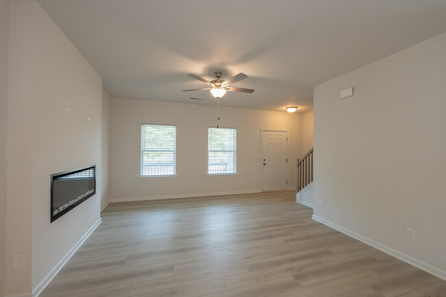 Building Photo - "Spacious 4-Bedroom Retreat with 3.5 Baths...