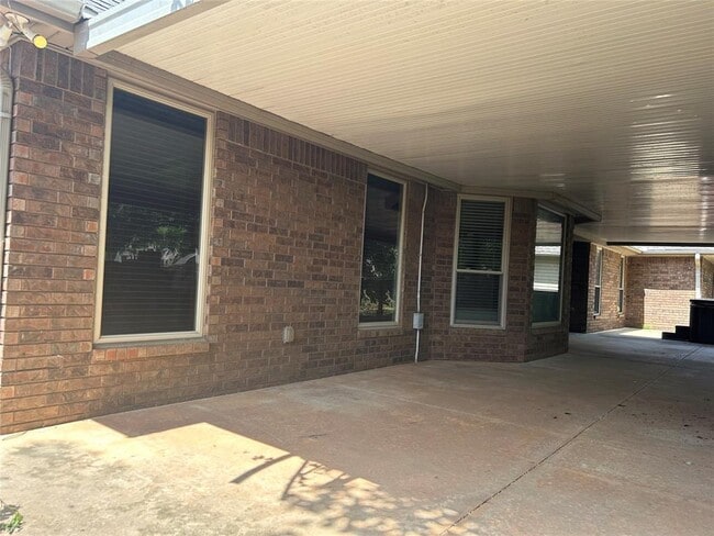 Building Photo - 9908 Thompson Ave