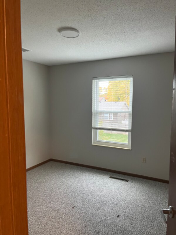 Building Photo - 128 White Pine Ave