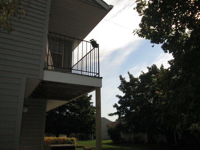Building Photo - 557 E Shag Bark Ln