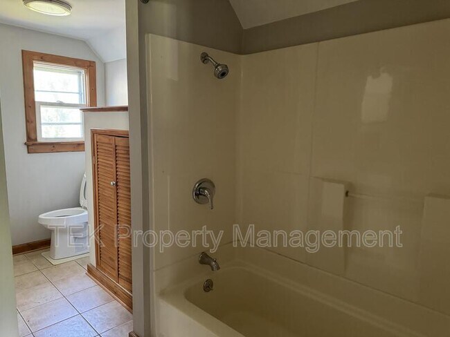 Building Photo - 126 Parsells Ave