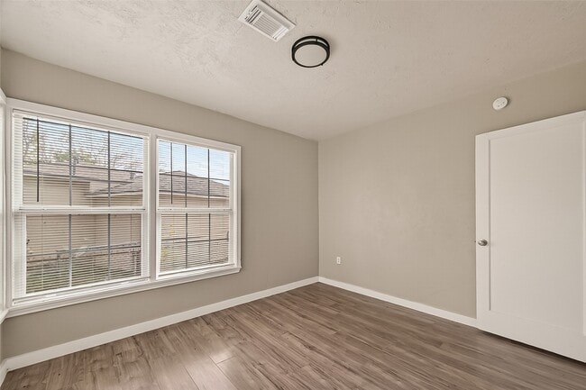 Building Photo - 1221 Parkway Dr