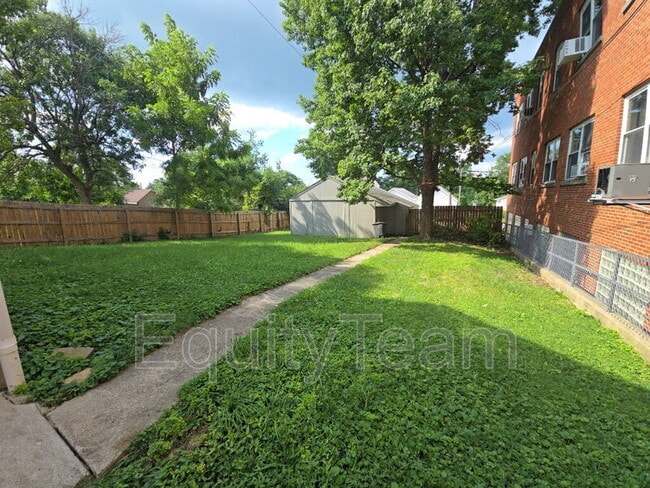 Building Photo - 1716 Cedar Ave