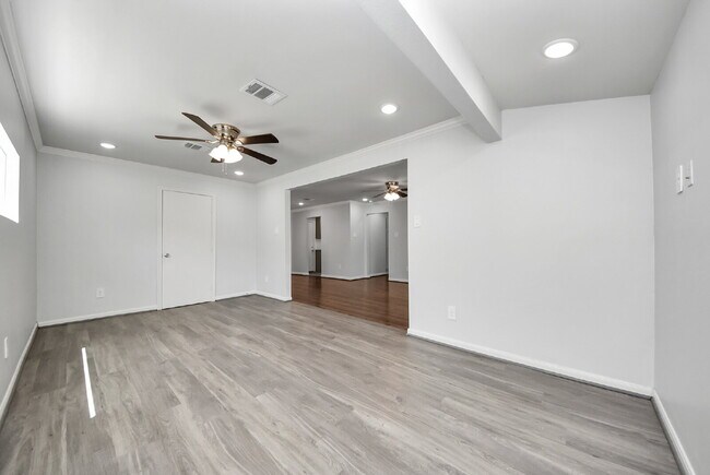Building Photo - 5003 Enyart St