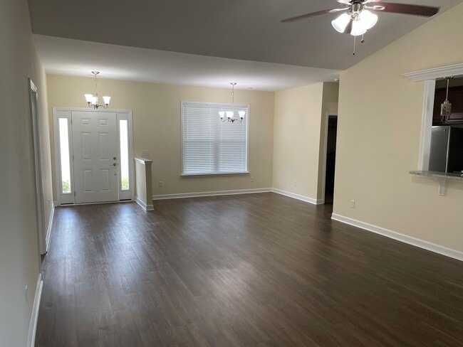 Building Photo - 3 Bedroom 2 Bathroom House with Large Fenc...