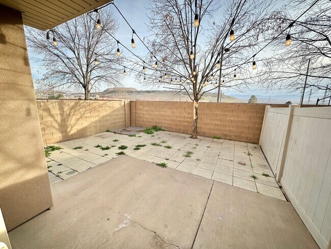 Building Photo - 3 Bedroom End Unit Townhome!