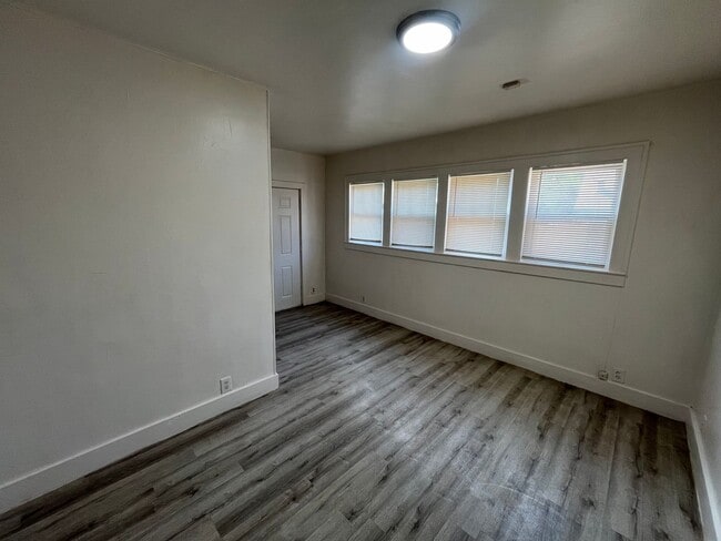 Building Photo - 2/1 with all major appliances two blocks f...