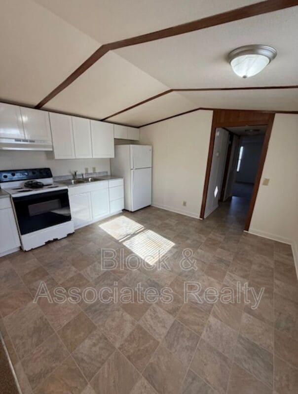 Building Photo - 608 Springdale Dr