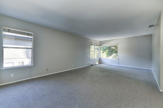 Building Photo - STUNNING 4BD / 2.5BTH SINGLE FAMILY RIGHT ...