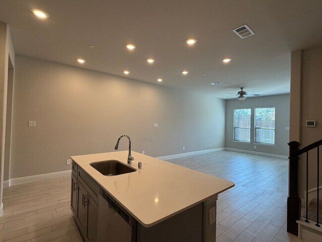 Building Photo - 624 Hutchinson Ln