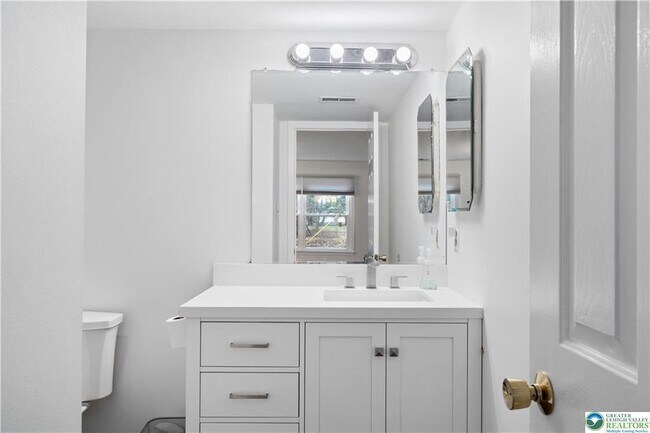 Building Photo - 7318F Sauerkraut Ln