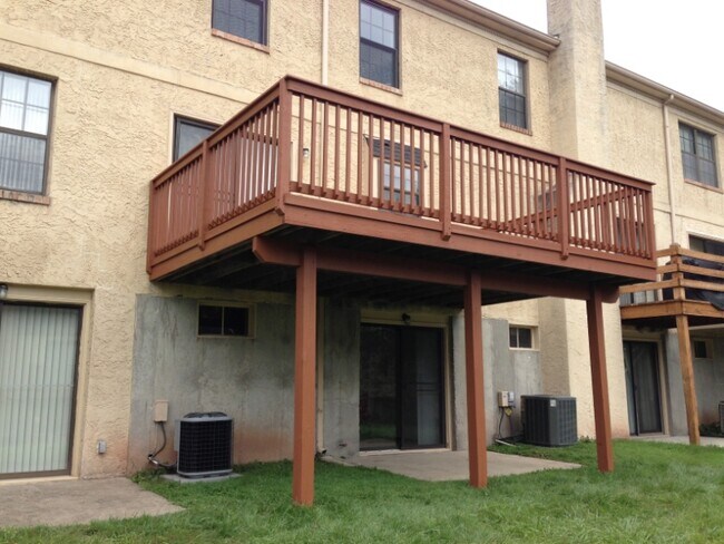 Building Photo - 562 Canterbury Rd