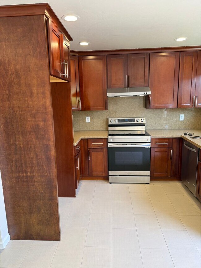 Building Photo - $3,150 / 2 BR - Updated Townhome in Prime Union City!