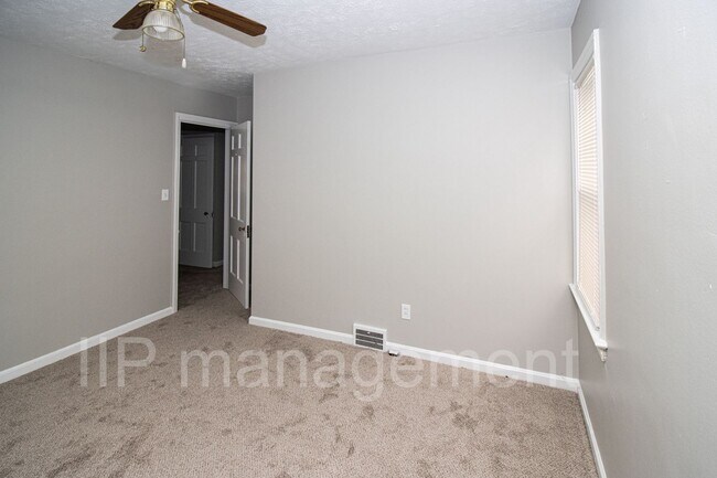 Building Photo - University Heights 4bed gorgeous 2nd Floor...