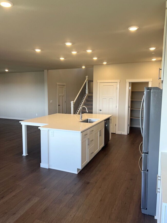 Building Photo - Beautiful Beaverton 4 Bedroom Home with Open Floor Plan, Deck & Upstairs Bonus Room