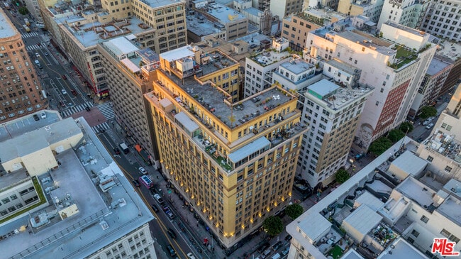 Building Photo - 215 W 7th St