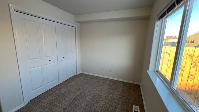 Building Photo - 3 Bed, 2.5 Bath - Beautiful Mountain Views - Close to JBER!