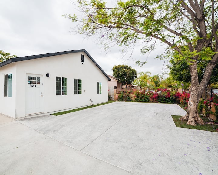 Building Photo - 9693 Amboy Ave