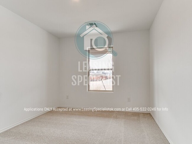 Building Photo - MOVE IN SPECIAL on This Spacious 3 Bed 2 B...