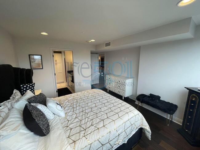 Building Photo - 2 BR 2 BA Luxury Condominium