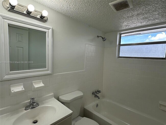 Building Photo - 5661 SW 36th Ct