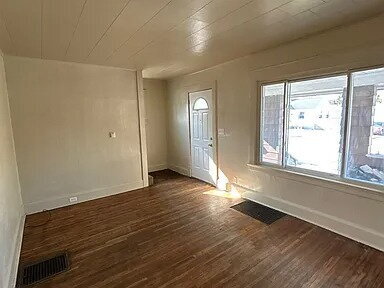 Building Photo - Charming single-family home featuring 3 spacious bedrooms and 1 full bathroom.