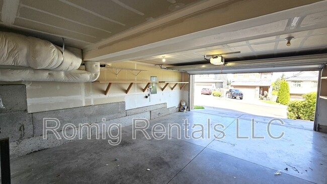 Building Photo - 1405 NE 71st Dr